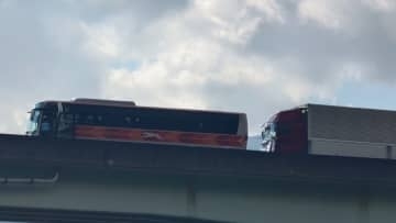 徳島道で大型バスに大型トラック追突　10人搬送【徳島】