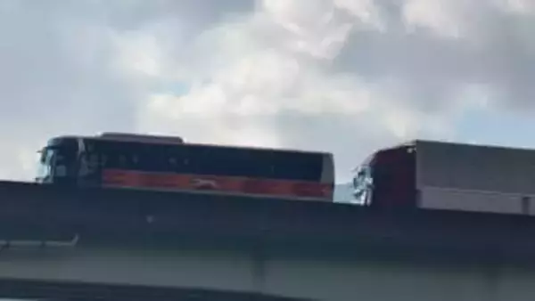 徳島道で大型バスに大型トラック追突　10人搬送【徳島】