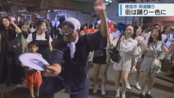 演舞場での踊り2日目　街は踊り一色に【徳島】
