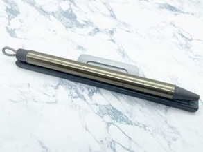[本日の一品]0.4mmの書き味が手帳にピッタリ、磁石・ホルダー付きのボールペン「pitan」