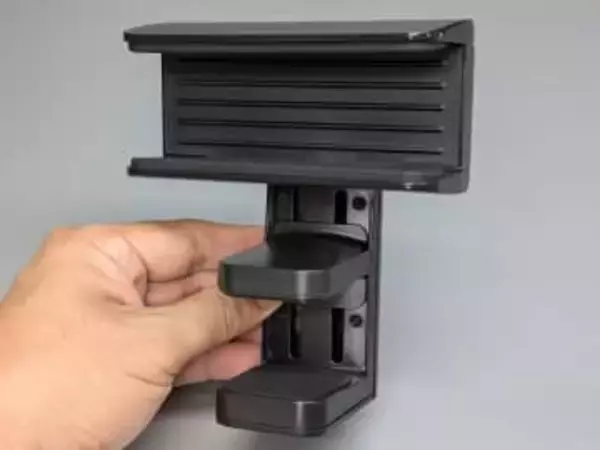 [本日の一品]電源タップの向きが自在に変えられる、ロボロビンの電源タップ固定ホルダー