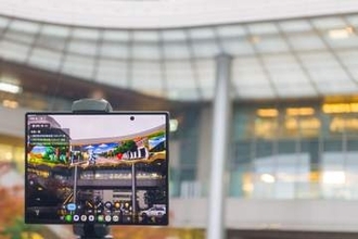 KDDI、5Gミリ波と生成AIで街がアート空間に　映像をリアルタイム共有する「生成アート体験」【KDDI SUMMIT 2026】
