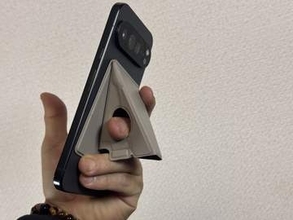 [本日の一品]グリップ・スタンド・壁付けと一台三役をこなす、薄型MagSafeスタンド「beak mag 2」