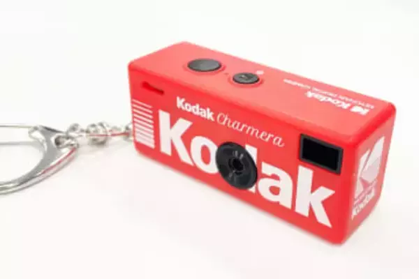 [本日の一品]超キュート！　キーホルダーサイズのトイカメラ「KODAK CHARMERA」