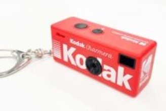 [本日の一品]超キュート！　キーホルダーサイズのトイカメラ「KODAK CHARMERA」
