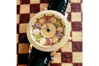 [本日の一品]回転する宝石ダイヤル時計にクールなスマホケースまで！　今年の三品を紹介