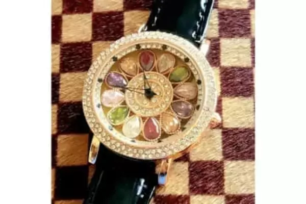 [本日の一品]回転する宝石ダイヤル時計にクールなスマホケースまで！　今年の三品を紹介