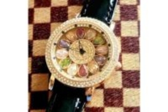 [本日の一品]回転する宝石ダイヤル時計にクールなスマホケースまで！　今年の三品を紹介