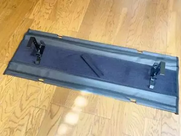 [本日の一品]電源タップやケーブル隠しに最適、幅広なサンワサプライのケーブルトレー