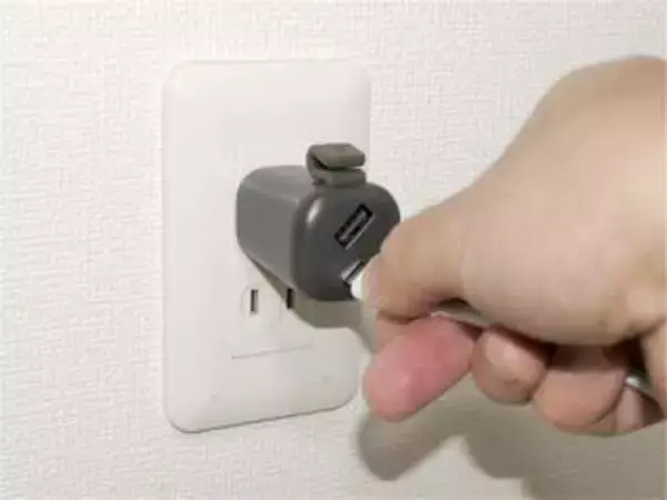 [本日の一品]USB端子が斜めに配置、挿しやすさと持ちやすさを重視した「Easy Charger PD35W」