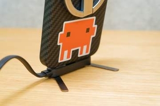 [本日の一品]スマホを立てて充電しながら使える小型スタンド