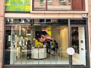 [みんなのケータイ]日本発売前のNothing Phone (4b)をロンドンのストアでチェック、技適を確認