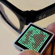 [本日の一品]256個のLEDで“水”を再現する「LED流体キーホルダー」