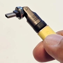 [本日の一品]寝返りも横持ちゲームも快適にするUSB Type-Cアダプター「二子玉川ロータリー」