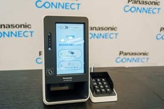 病院・薬局の受付でスマホタッチ、パナソニックが新型マイナ保険証リーダー発表
