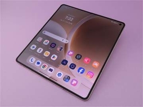 [法林岳之の「週刊モバイルCATCH UP」]「motorola razr fold」、モトローラが挑む横開きフォルダブル