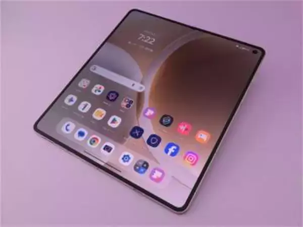 [法林岳之の「週刊モバイルCATCH UP」]「motorola razr fold」、モトローラが挑む横開きフォルダブル