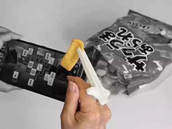 [本日の一品]ゲームも仕事もポテチも止めない、作業中のおやつに「ゲーマー指トング」