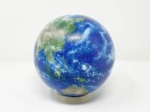 [本日の一品]スマホやタブレットと一緒に遊び・学べる地球儀「ほぼ日のアースボール」