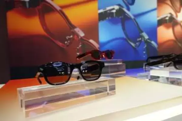 HTCからスマートグラス「VIVE Eagle」国内発売、auなどで24日発売