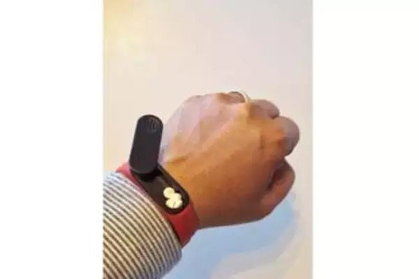 [本日の一品]「飲む」を忘れないために腕に巻く「腕時計型ピルケース」という解決策