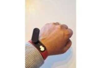 [本日の一品]「飲む」を忘れないために腕に巻く「腕時計型ピルケース」という解決策