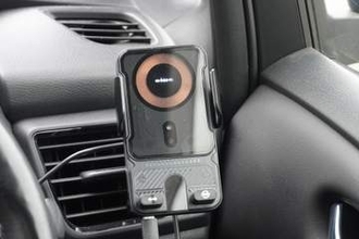 [本日の一品]回転が楽しい！ 電動でタテヨコ回転する自動車のスマホホルダー