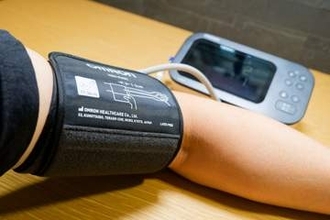 [本日の一品]スマホ連携できる血圧計、本当に役に立つ場面とは？