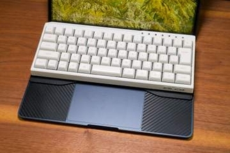 [本日の一品]ノートパソコンキーボードを“メカニカル化”、東プレの「キーボードデッキ」