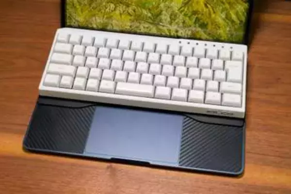 [本日の一品]ノートパソコンキーボードを“メカニカル化”、東プレの「キーボードデッキ」
