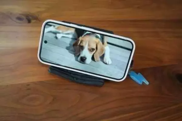 [本日の一品]期待していた以上に便利だった！　折り曲げ自在のシリコン製スマホスタンド