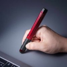 [スタパ齋藤の「スタパトロニクスMobile」]M3 MacBook Air携帯時に役立つ、キワモノ感もある「ペン型マウス」の使い心地は!?