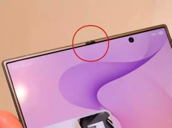 [みんなのケータイ]折り畳みスマホの“折りじわ”より気になるようになったヒンジの“出っ張り”