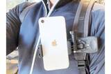 「[本日の一品]バックパックに装着して歩きながら撮影できる3COINSのスマホホルダー」の画像1