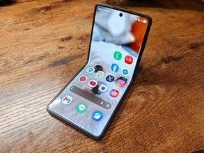 「Galaxy Z Flip8」レビュー、さらなる薄型軽量化と機能性向上で縦折スマホの完成形に