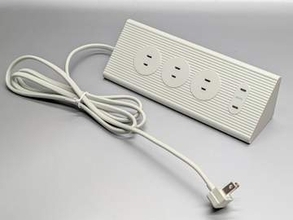 [本日の一品]部屋の隅への設置に最適、USB Type-C×2ポート搭載のIKEAの三角タップ