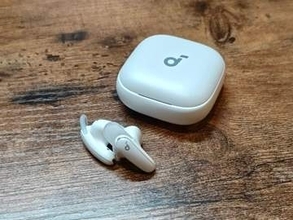 [本日の一品]小型・軽量で付け替え式イヤーウィング付きのワイヤレスイヤホン、「Anker Soundcore Liberty Buds」