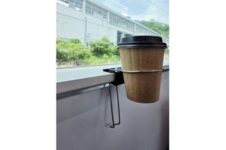 [本日の一品]鉄道座席のテーブルが広くなる「どこでもCup Clip」