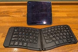 [みんなのケータイ]折りたたみスマートフォンは折りたたみキーボードで