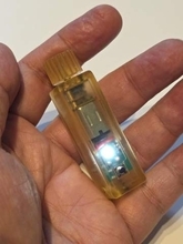 [本日の一品]「暗ければ回せばいい」電池いらずで光を作る、重さ22gの“指先発電”ミニライトが新鮮で楽しい