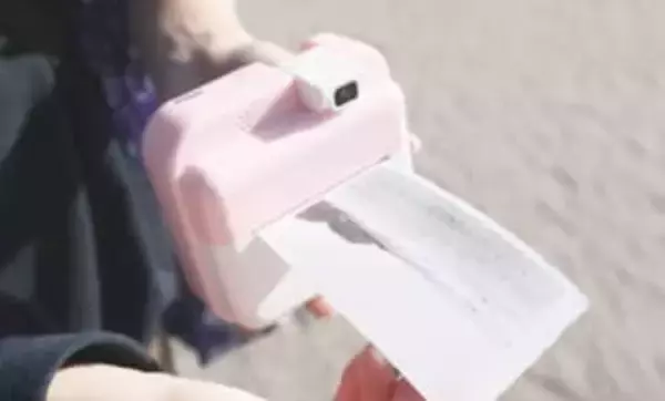 ナカバヤシ、撮ってその場でプリントできるトイカメラ「トイナカメラスムース」