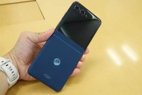 ドコモ、「motorola razr 60d」の実質価格を値下げ　4月1日～