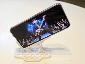 [本日の一品]ポイントは「傾き30度」、“寝ながらスマホ”に最適な3Dプリンター製スタンド