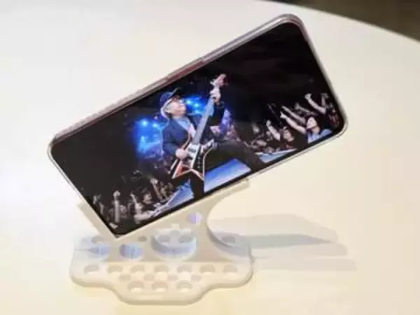 [本日の一品]ポイントは「傾き30度」、“寝ながらスマホ”に最適な3Dプリンター製スタンド
