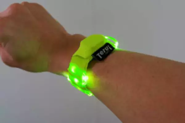 [本日の一品]汚れたら洗えて、自分も見やすくて安心！　なリストバンド型軽量ランニング用ライト