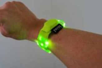 [本日の一品]汚れたら洗えて、自分も見やすくて安心！　なリストバンド型軽量ランニング用ライト