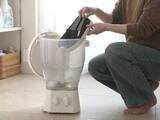 「上履きをブラシでゴシゴシ洗うバケツ洗濯機」の画像1