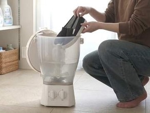 上履きをブラシでゴシゴシ洗うバケツ洗濯機