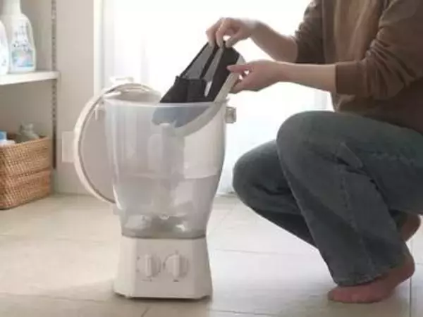 上履きをブラシでゴシゴシ洗うバケツ洗濯機