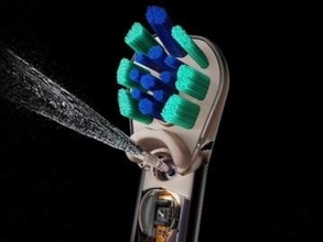 ダイソン、ウォーターフロス付き電動歯ブラシ　カメラ検知で自動噴射